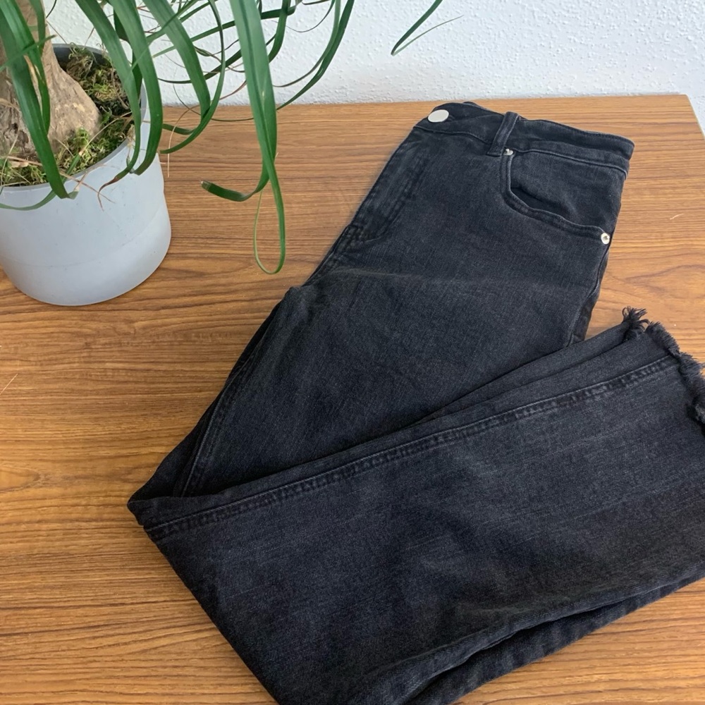Black cropped/frayed Gianni Bini Jeans